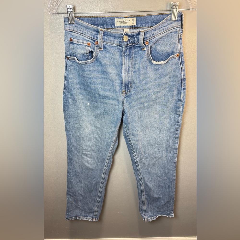 Abercrombie & Fitch Women's The Mom High Rise Light Wash Denim Jeans Size 2 Shor